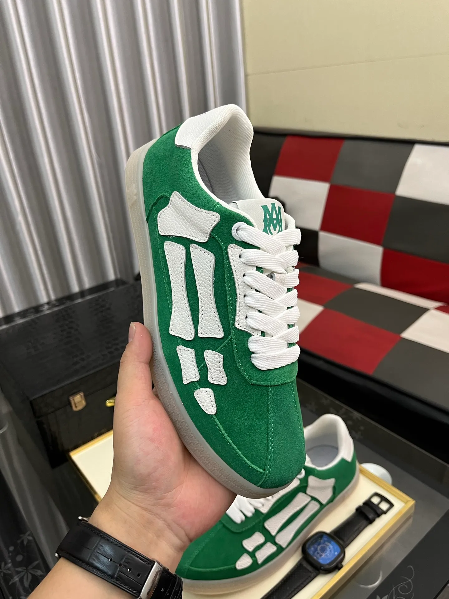 Men's shoes 💰420⌚️⌚️《AMIR*》New men's low-top casual sports sneakers bone shoes, another pair of irresistible bone shoes. Bone shoes are one of AMIRI's most popular items. They use first-layer cowhide uppers. The side bones are made of two cowhide laminations. They have a three-dimensional feel. The leather incisions are all oil-edged. Contrasting color design. Simple style. Fashionable sports. Customized metal LOGO nameplate to embellish shoelaces. Exclusive control of top version. Supports comparison. Breathable mesh lining Original rubber outsole A must-have item for daily leisure Suitable for various occasions Check it out if you are looking for high quality Super cool uppers Size: 38-445️⃣ Colors available